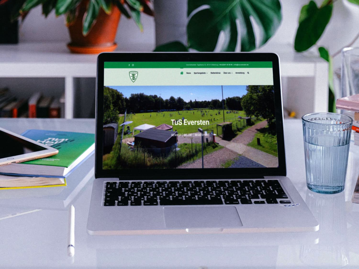 Mockup Bild, dass die Website von TuS Eversten zeigt auf einem Computer